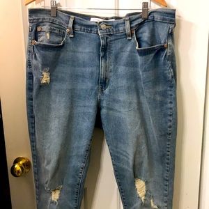 Distressed Levi’s Curvy High Rise Jegging sz 17!!